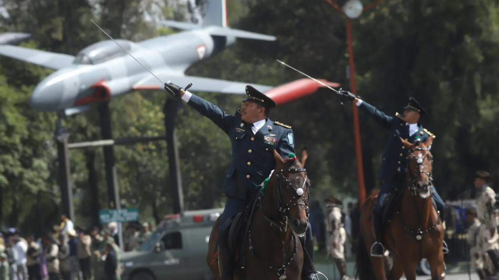 portada-ensayo-desfile-revolucion-mexicana alejandro aguilar (5)